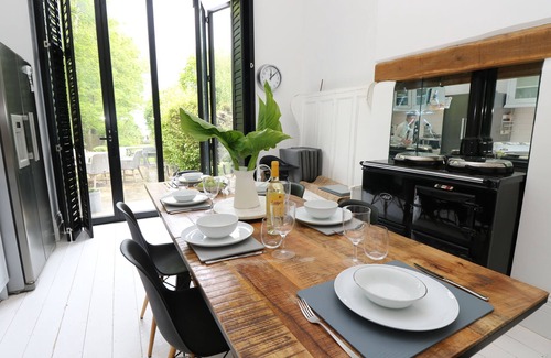 Ryde House | Perfect Retreat in Luxury & Historical Manor House