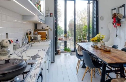 Ryde House | Perfect Retreat in Luxury & Historical Manor House