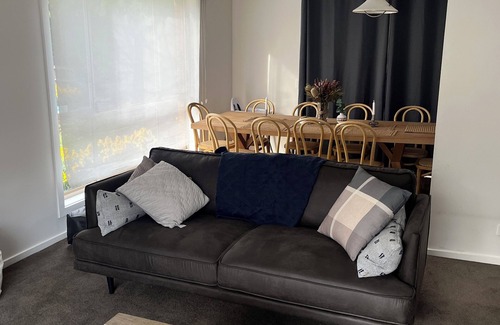 Buninyong Cottage | Perfect retreat in the heart of Buninyong 2 min walk to Red Door Pizza & Lounge