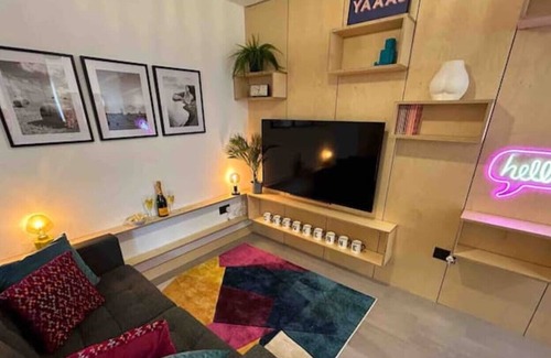 Crewkerne Apartment | Perfect Romantic Getaway or Week's Holiday With the Kids