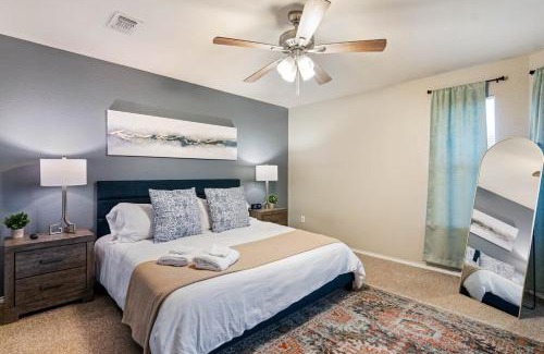 Southside House | Perfect SA Getaway! Near Lackland SeaWorld Alamo Riverwalk