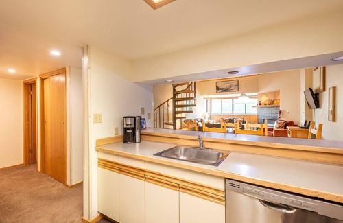 Copper Mountain Condo | Perfect Ski-in/out condo Center Village, Free Parking, WiFi, Amazing views