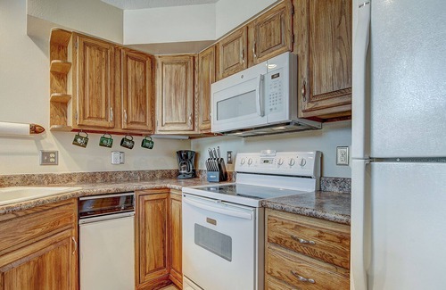 Summit Cove Condo | Perfect ski/ snowboard getaway 3 minutes to Keystone 15 to Breck