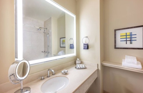 Redwood Shores Hotel | Perfect Spot for Unwinding! Pet-friendly Property w/Onsite Pool