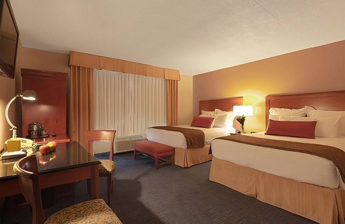 Wenatchee Hotel | Perfect Spot To Relax! 2 Convenient Room w/Large Window, Free Parking, Pool