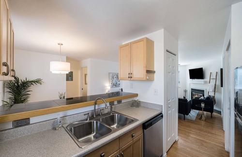 Whittier Apartment | Perfect Spot! Walk to Pearl Street, CU, Google & hiking!