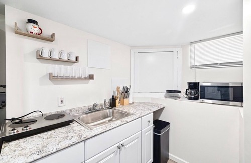 Stamford Apartment | Perfect Stamford Getaway Minutes to Harbor Point!