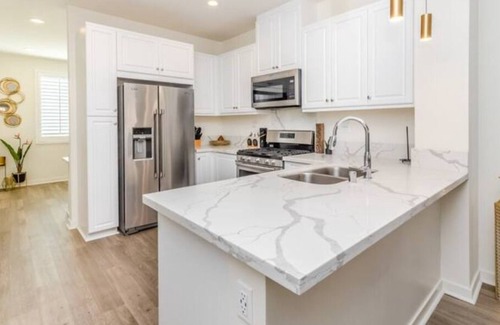 Claremont House | Perfect Stay 2 bed 2.5 bath North Claremont