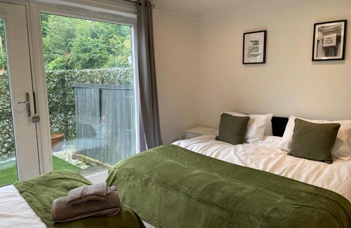 Waddon Apartment | Perfect Stay for Families & Business in CR2 - with FREE parking & 10mins from East Croydon
