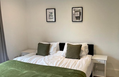 Waddon Apartment | Perfect Stay for Families & Business in CR2 - with FREE parking & 10mins from East Croydon
