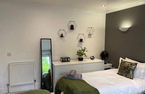 Waddon Apartment | Perfect Stay for Families & Business in CR2 - with FREE parking & 10mins from East Croydon