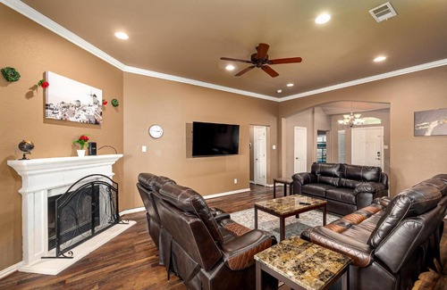 Forney House | Perfect Stay in Ranch-like House w Huge Backyard!