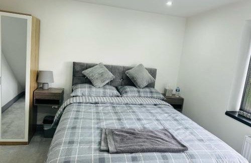 Broadheath House | Perfect stay near Manchester Airport