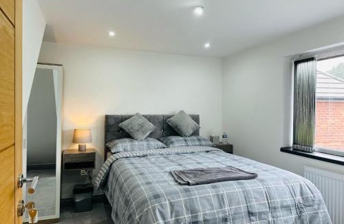 Broadheath House | Perfect stay near Manchester Airport
