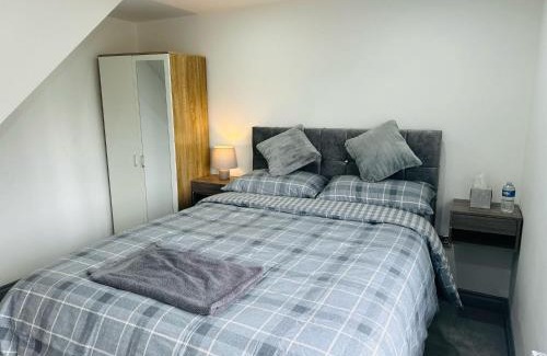Broadheath House | Perfect stay near Manchester Airport