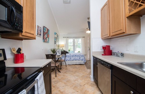 Southbank Apartment | Perfect Studio located in Medical district and San Marco entertainment district!