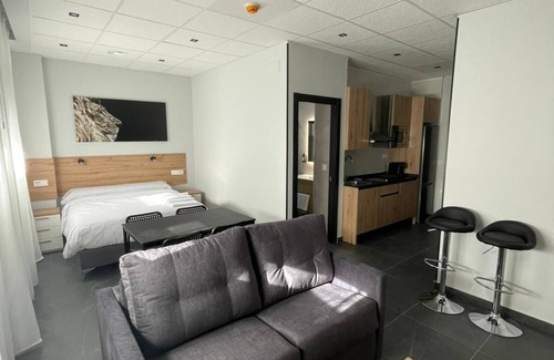Parla Apartment | Perfect Studio: Near Warner, Madrid and Toledo 4.5