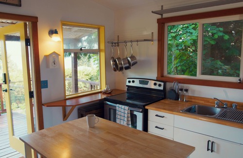 Langdale House | Perfect summer house on the coast. Walking distance from ferry and the beach.