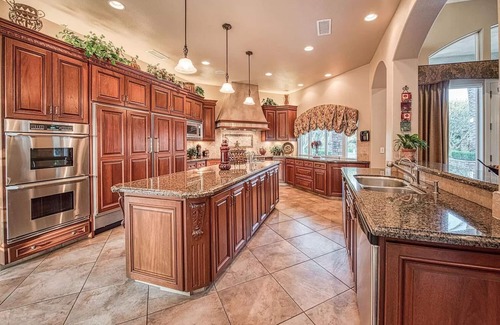 Kingsburg Villa | Perfect Summer Vacation Family Villa in California. Located close to highway 99