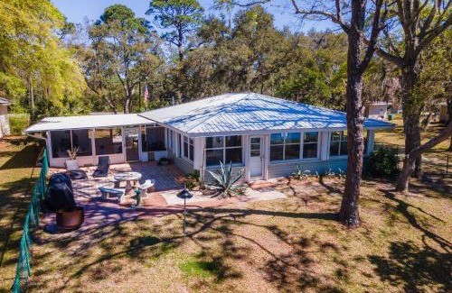 Panacea House | Perfect Summer Vacation/Waterfront Property/Bay Views/Ocean Views/Boat Dock/Kayak/Dog Friendly!