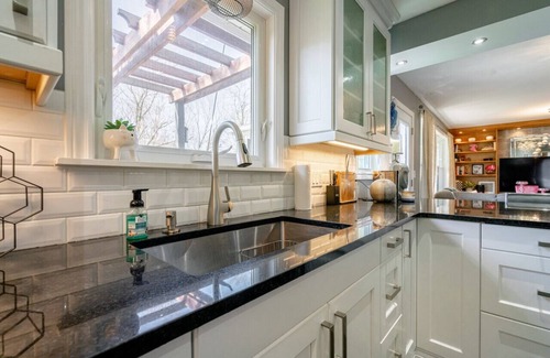 Kingsville House | Perfect Trendy 2 Bdrm Home in Wine Country