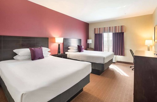 Saint Landry Hotel | Perfect Vacation Choice in Bunkie! With Outdoor Pool, Free Breakfast!