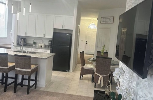 Davenport House | Perfect Vacation Deluxe Home,Spacious 5-bedroom with AC in terrific Davenport