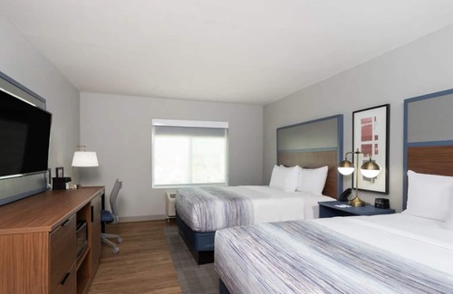 San Angelo House | Perfect Vacation Spot! Free Breakfast, Pool, Parking! Close to Sunset Mall!