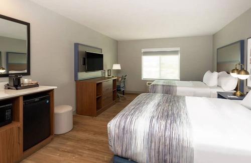San Angelo House | Perfect Vacation Spot! Free Breakfast, Pool, Parking! Close to Sunset Mall!