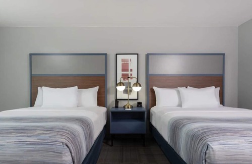 San Angelo House | Perfect Vacation Spot! Free Breakfast, Pool, Parking! Close to Sunset Mall!
