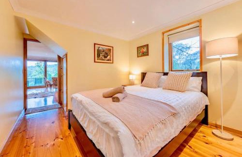 Wonga Park House | Perfect View Retreat in Forest