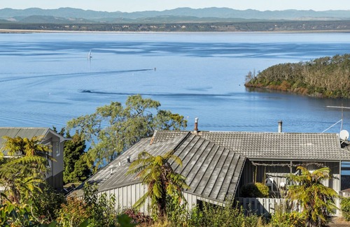 Acacia Bay House | Perfect Views at Acacia Bay - Holiday Home