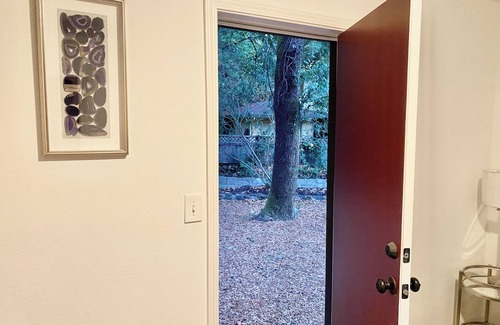 Santa Rosa Cottage | Perfect Wine Country Getaway Clean & Comfy