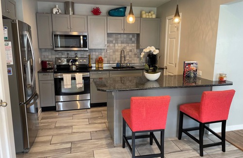 Country Club Estates House | Perfection, Renovated Throughout - great in-town location sleeps 6