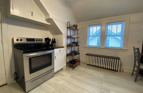 West Allis Apartment | Perfectly Convenient MKE Location 2 BR Upper!