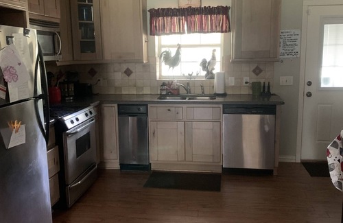 Grimes County House | PERFECTLY CUTE COUNTRY BARDOMINIUM ON 11 ACRES