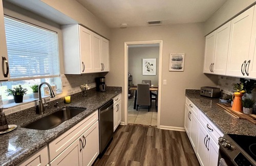 Deltona Lakes House | Perfectly furnished delightful modern retreat! (Theatre room, Backyard for dogs)