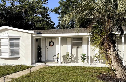 Deltona Lakes House | Perfectly furnished delightful modern retreat! (Theatre room, Backyard for dogs)