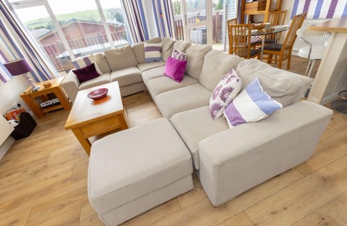 Newton Ferrers Cabin | Perfectly located 3 bedroom lodge in Newton Ferrers
