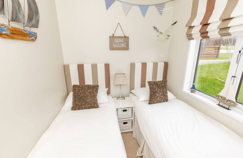 Newton Ferrers Cabin | Perfectly located 3 bedroom lodge in Newton Ferrers