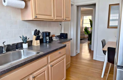 South Evanston Apartment | Perfectly Located 1-Bedroom Unit