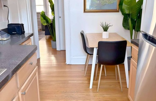 South Evanston Apartment | Perfectly Located 1-Bedroom Unit