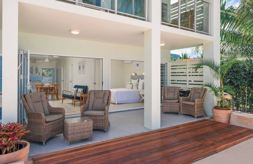 Takuvaine Tapere Condo | Perfectly located 2-bedroom beachfront condo on quiet swimming/snorkelling beach