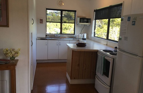 Oneroa House | Perfectly located 80s bach close to Little Oneroa Beach, and Oneroa township.