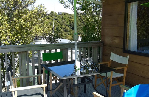 Oneroa House | Perfectly located 80s bach close to Little Oneroa Beach, and Oneroa township.