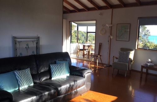Oneroa House | Perfectly located 80s bach close to Little Oneroa Beach, and Oneroa township.
