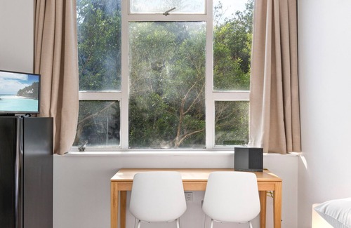 Darling Point Apartment | Perfectly Located Studio by Rushcutters Bay Park