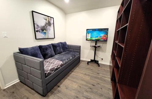 Pico - Robertson Apartment | Perfectly located Pico Robertson ground floor 3 bedroom apartment Walk to restaurants WIFI TV Game Console Parking 5 minutes to Rodeo Drive