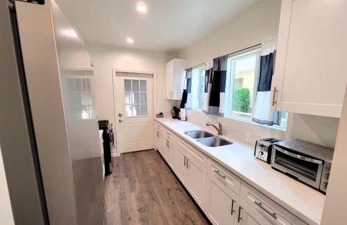 Pico - Robertson Apartment | Perfectly located Pico Robertson ground floor 3 bedroom apartment Walk to restaurants WIFI TV Game Console Parking 5 minutes to Rodeo Drive