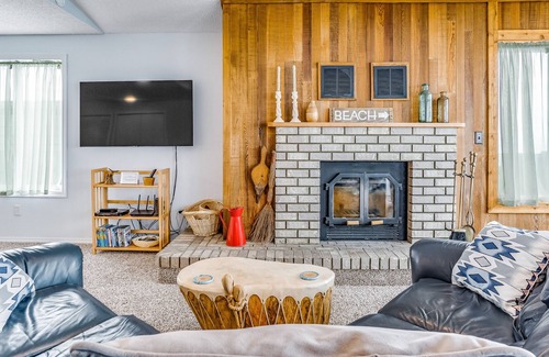 Ferndale House | Perfectly Peaceful Waterfront Escape w/ Free WiFi, Fireplace, & Furnished Deck
